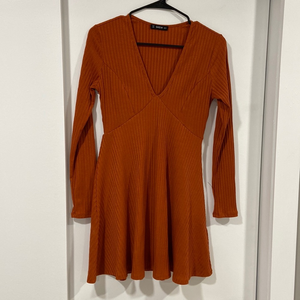 Dress, size M, color is a rustic orange. Perfect FALL dress. 🧡